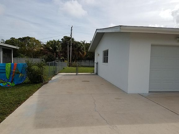 5th image of 407 E Coconut Avenue