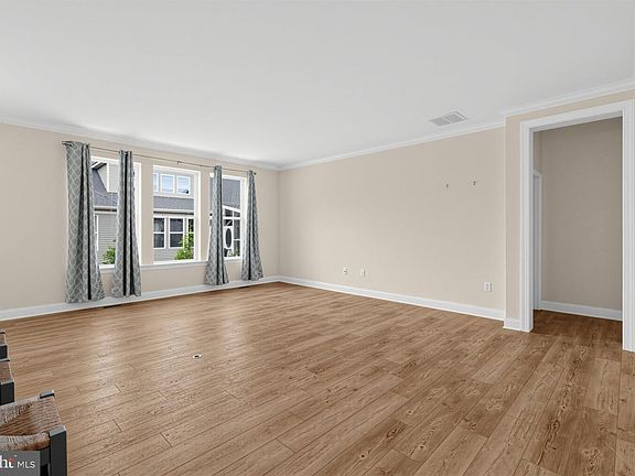 4th image of 117 Peacock Pl