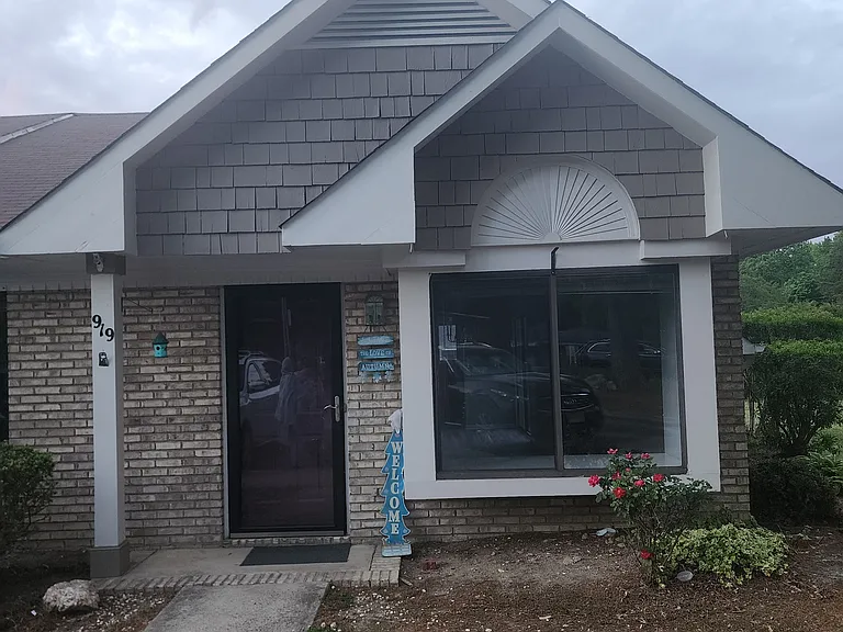 919 Belmont Dr — Photo 1
