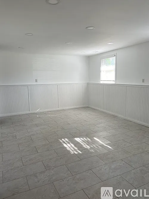5 bed, 2400 sqft, $3,100 — Photo 3