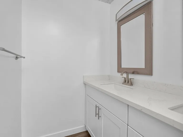 Encino Park West Apartments — Photo 33