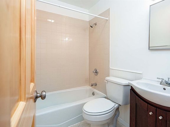 4th image of 545 Bramhall Ave #2