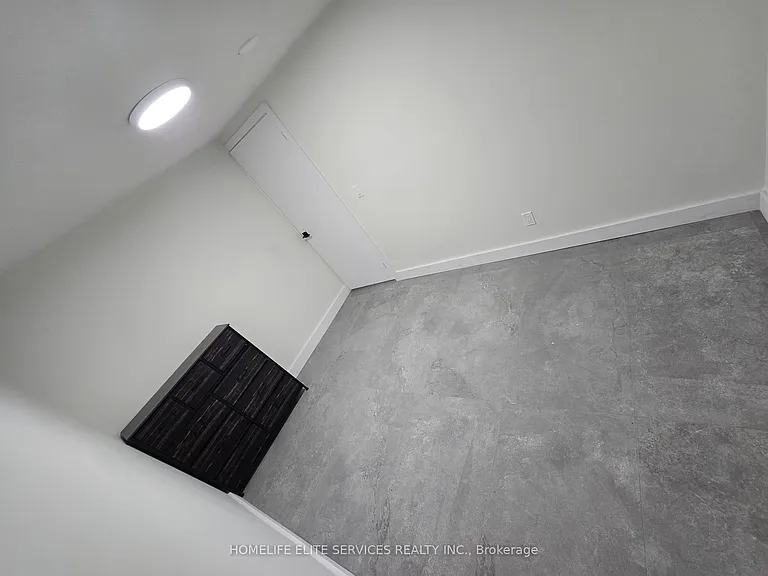 36 Manorglen Cres — Photo 16