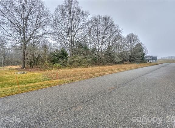 2nd image of 140 Lenoxdale Dr
