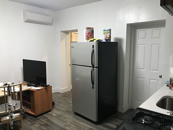5th image of 318 Bedford Ave APT 2