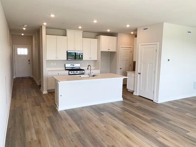 143 Scotland Ln — Photo 24
