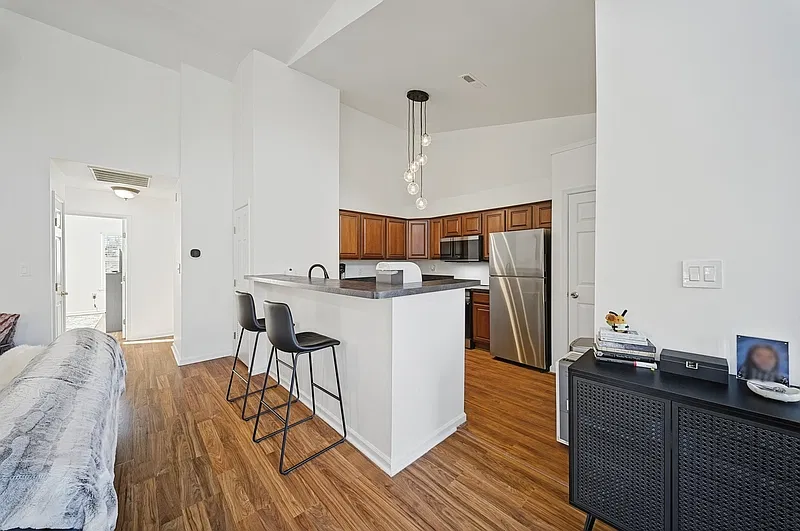 2 bed, 2.0 bath, 1044 sqft, $2,100 — Photo 3