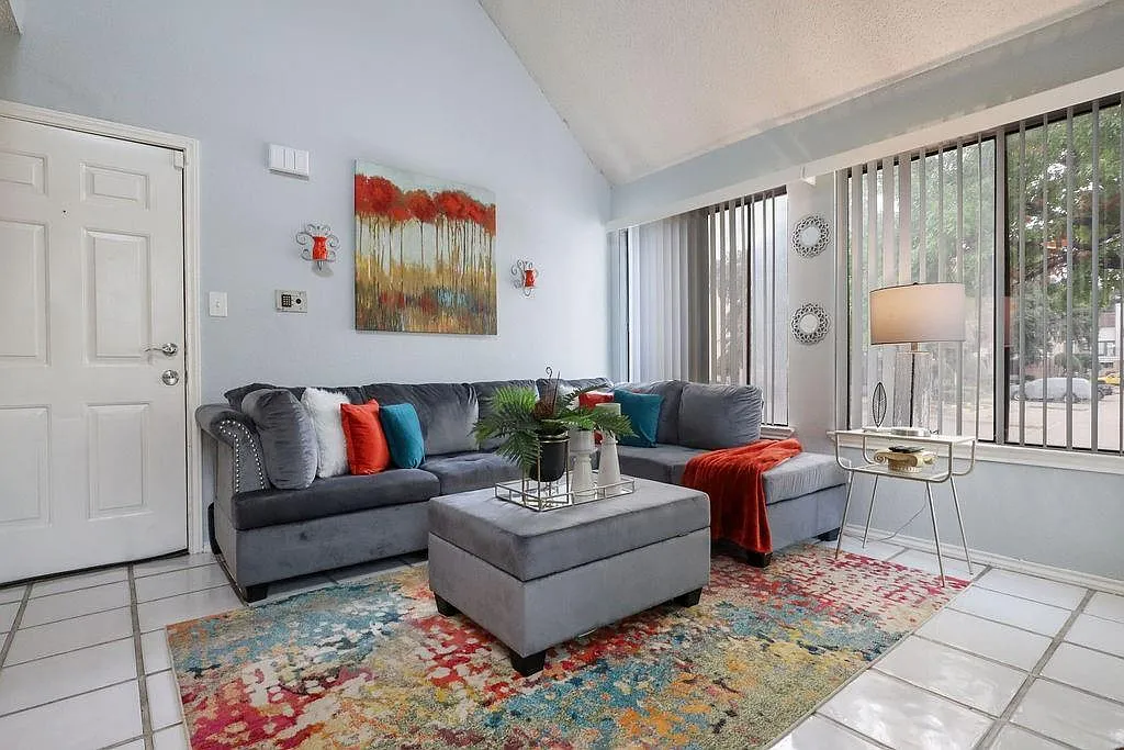2 bed, 894 sqft, $1,425 — Photo 1