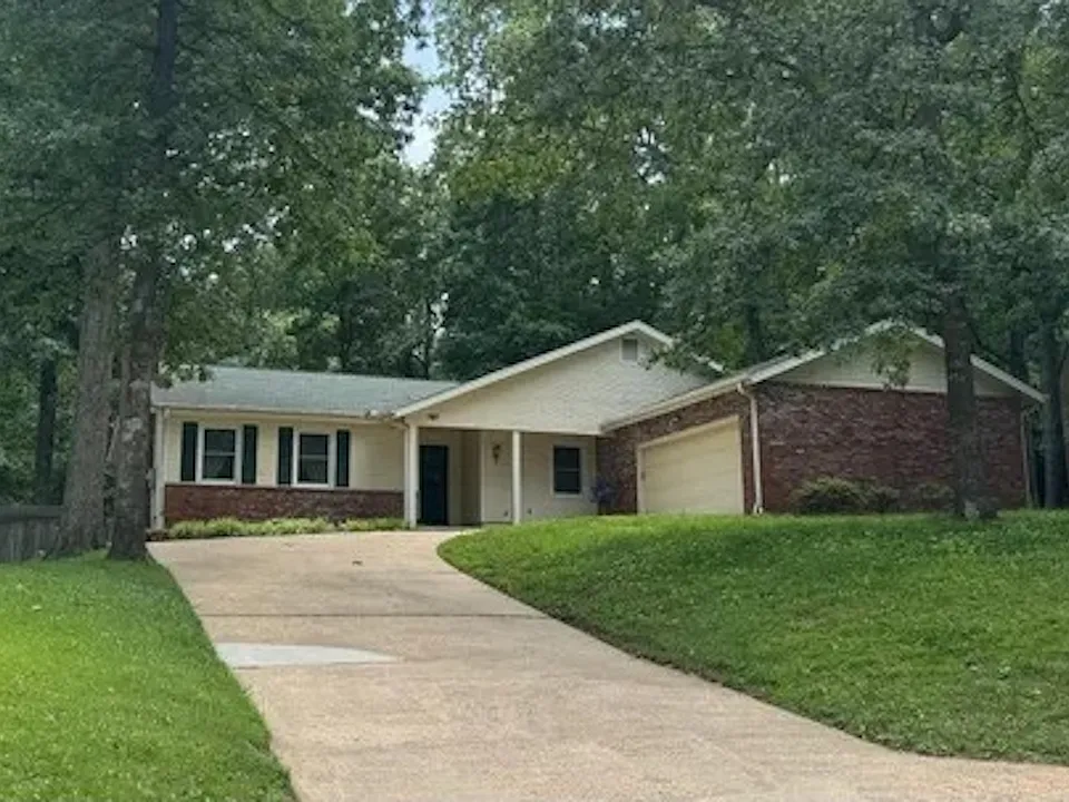 707 Arrowhead Dr