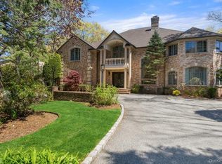 10 Hart Place, Dix Hills, NY 11746