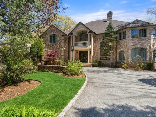 10 Hart Place, Dix Hills, NY 11746