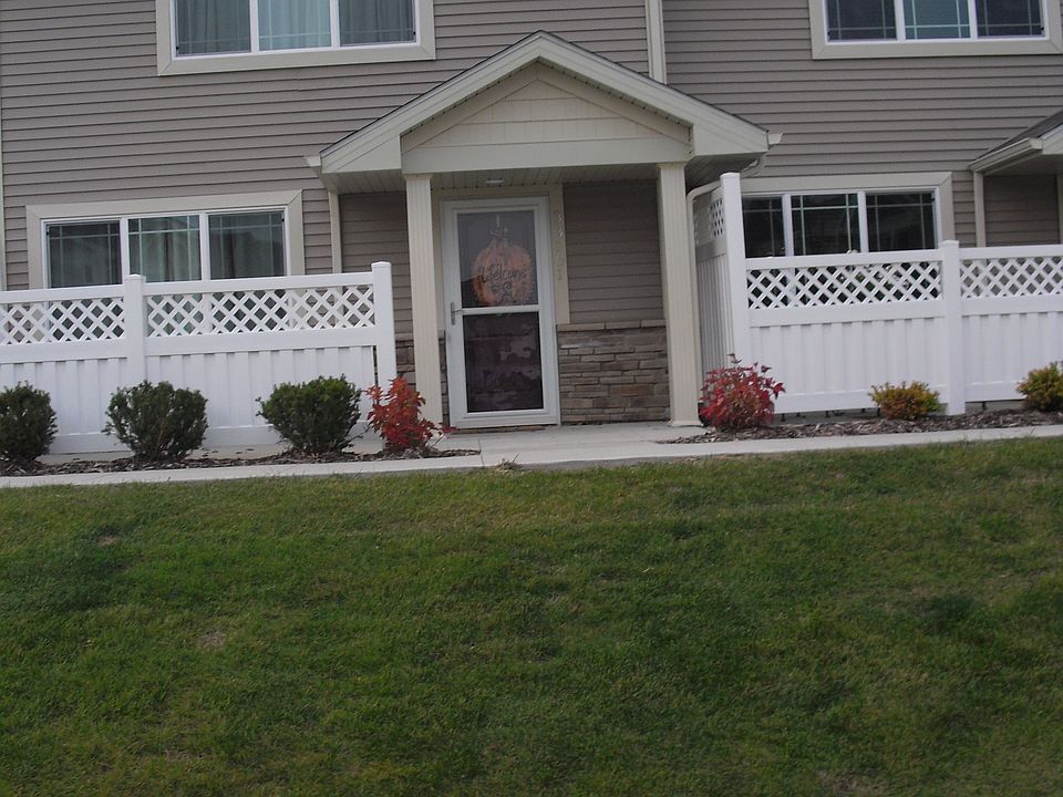 End unit with privacy fence