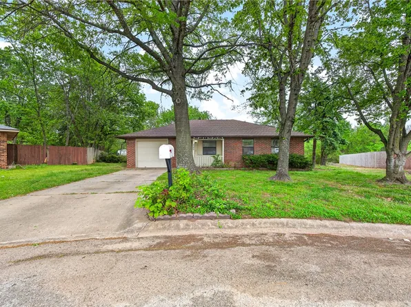 2300 W Meadow Ln, Rogers, AR 72756