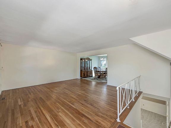 3rd image of 19 Creekwood Sq