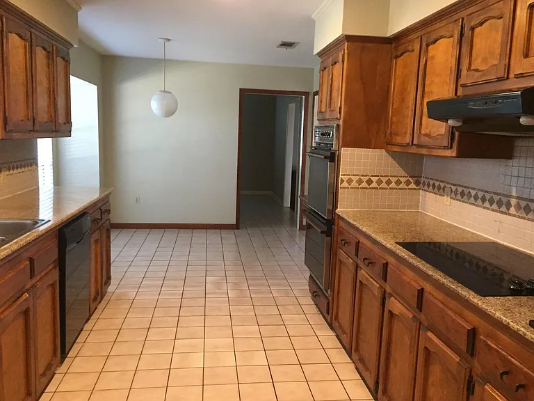 Kitchen showing Breakfast Area