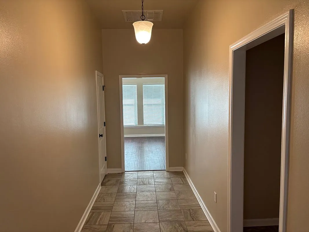 3 bed, 2.0 bath, 1498 sqft, $2,100 — Photo 2