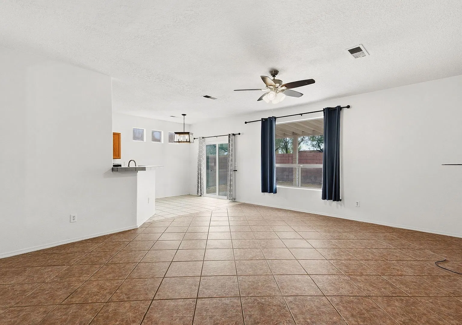 NW Heights 3 Bedroom 2 Bathroom 2 Car Garage — Photo 4