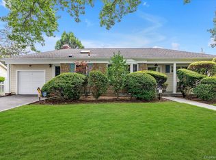 38 Yale St, Garden City, NY 11530