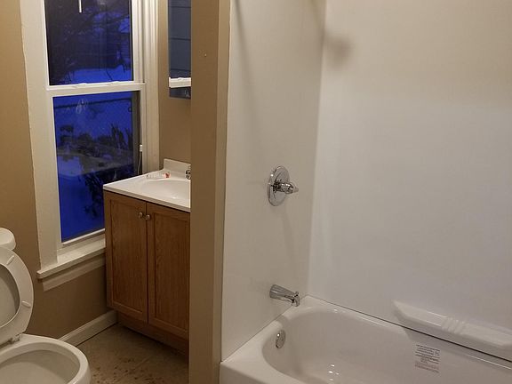 4th image of 140 Lake Shore Dr E