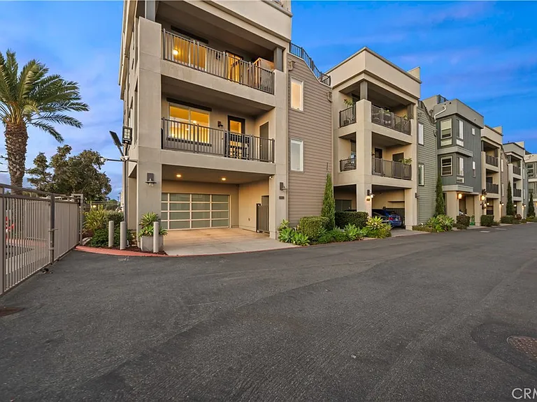 1068 Hampton Dr — Photo 4