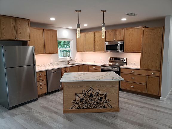 Separate island with plenty of lighting and counter space in the kitchen