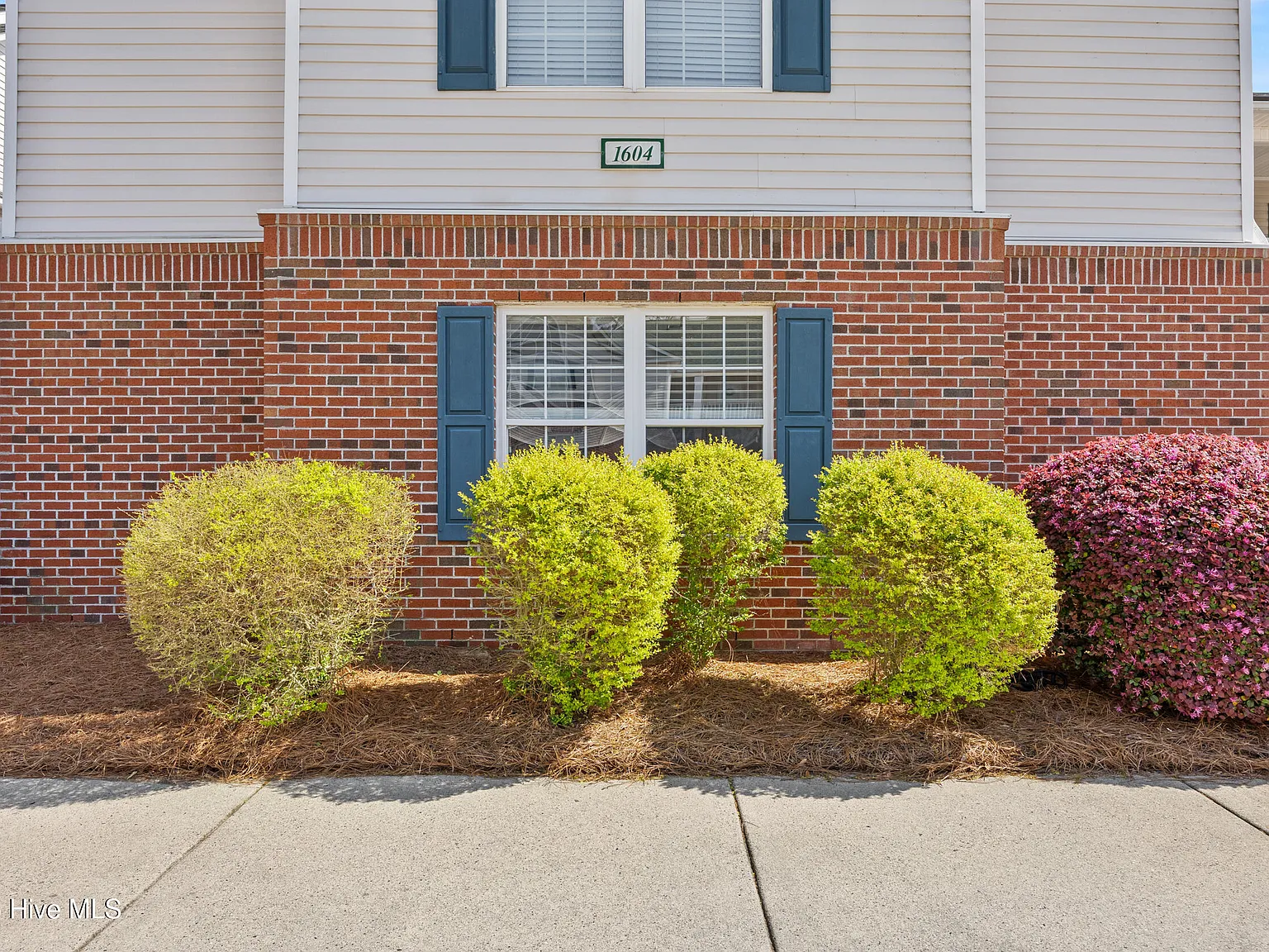 3 bed, 2.0 bath, $2,100 — Photo 2