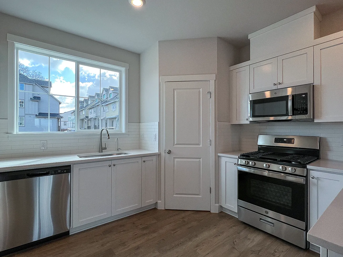 3 Bed 3.5 Bath TownHouse w/ Large Office/Den or additional Suite ~ River Terrace Subdivision! BIS... — Photo 3