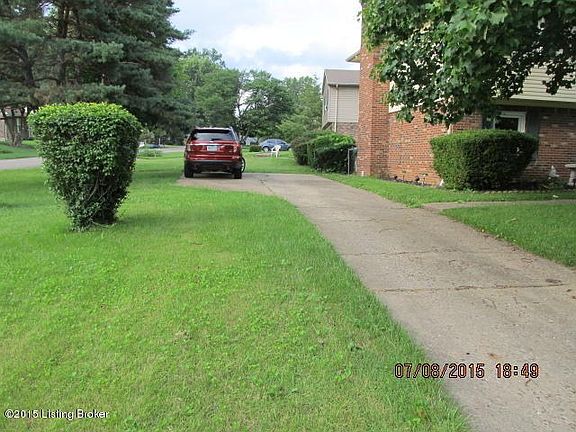 driveway has lots of room