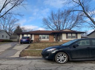 542 Maple Ln, Elk Grove Village, IL 60007