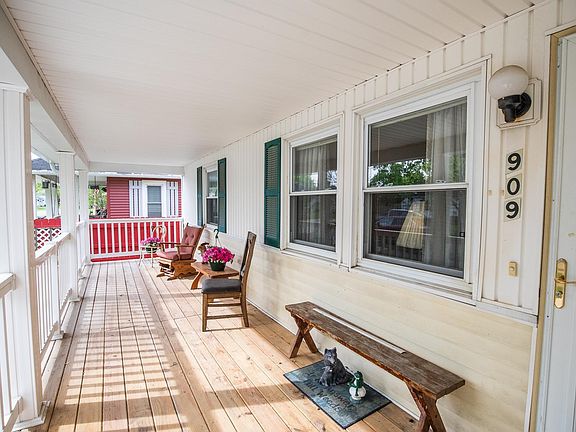 5th image of 909 Dierkes St