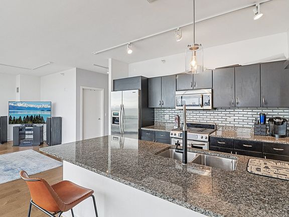 5th image of 860 W Blackhawk St Unit 1404
