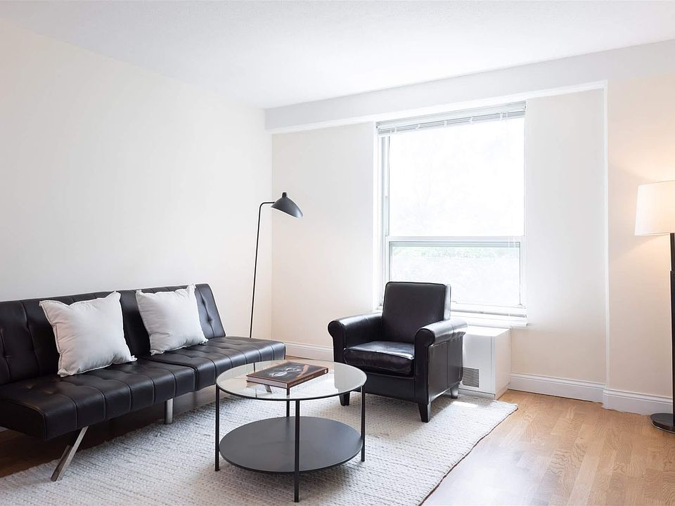 1 BR, livingroom
