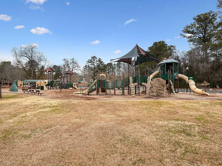 Dallas St — Photo 105