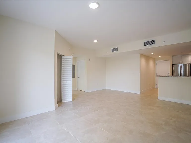 1091 Galiano St #304 — Photo 8