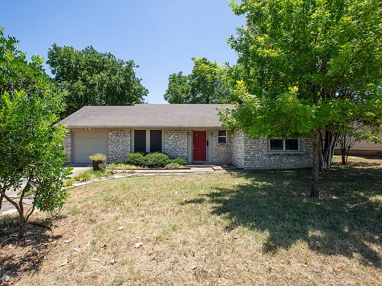 8511 Jamestown Dr — Photo 2