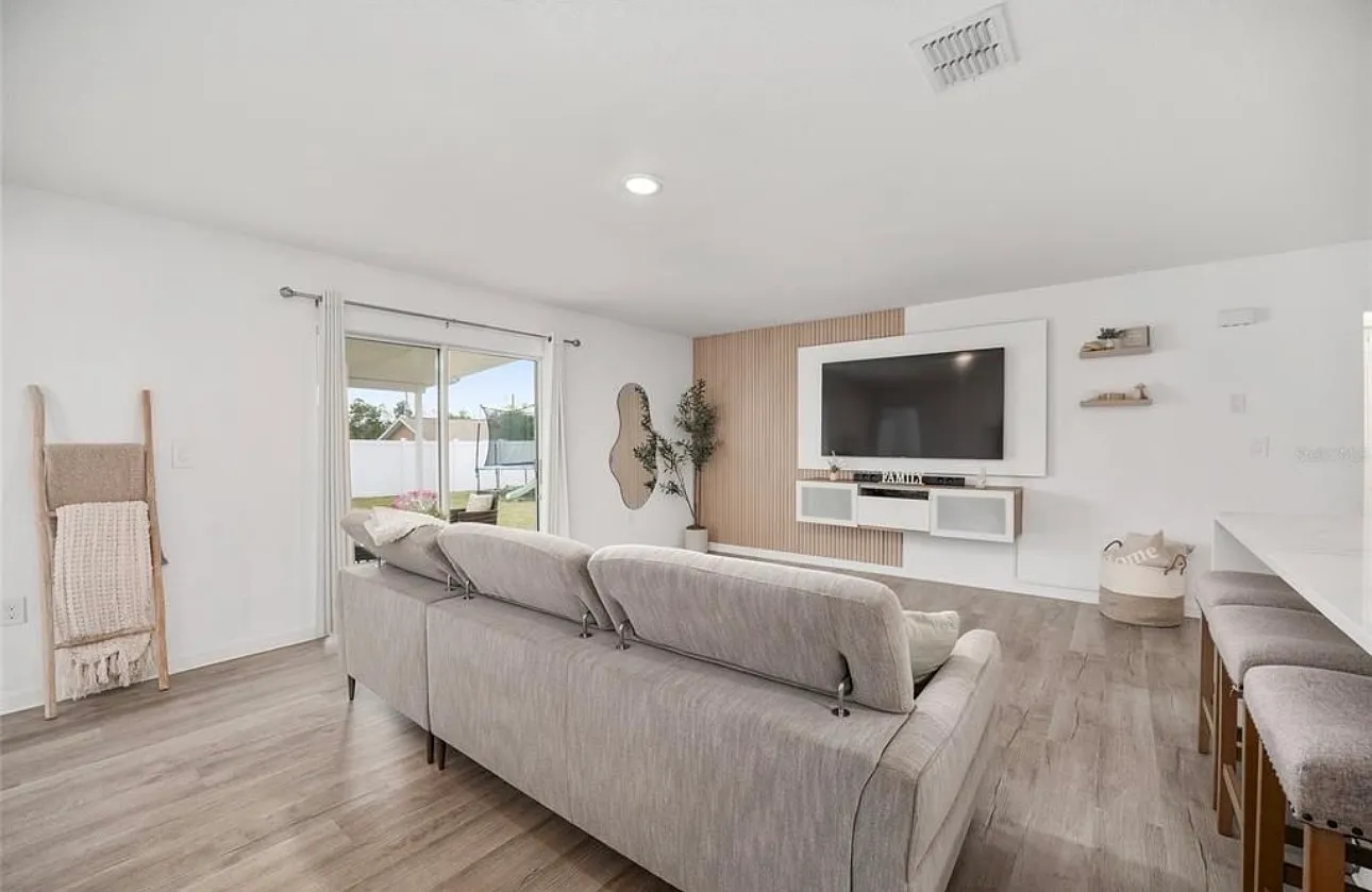 4 bed, 1816 sqft, $2,300 — Photo 2