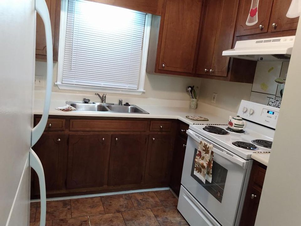 2nd image of 1504 Barrington Rd NW APT B