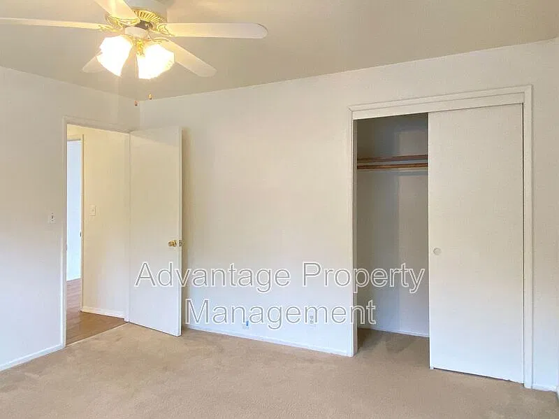 339 Jackson St W — Photo 2