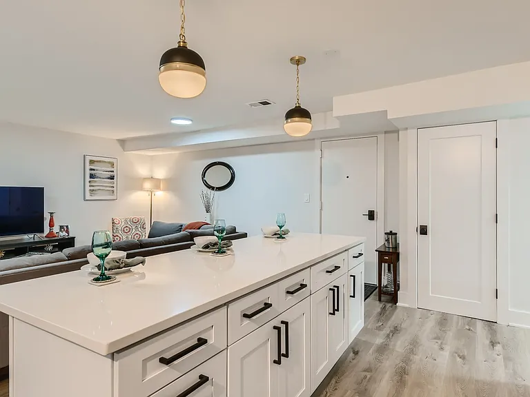 1351 W Balmoral Ave #G — Photo 8
