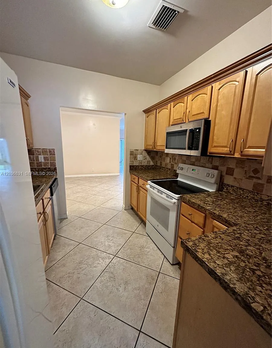 4 bed, 2.0 bath, $3,200 — Photo 2