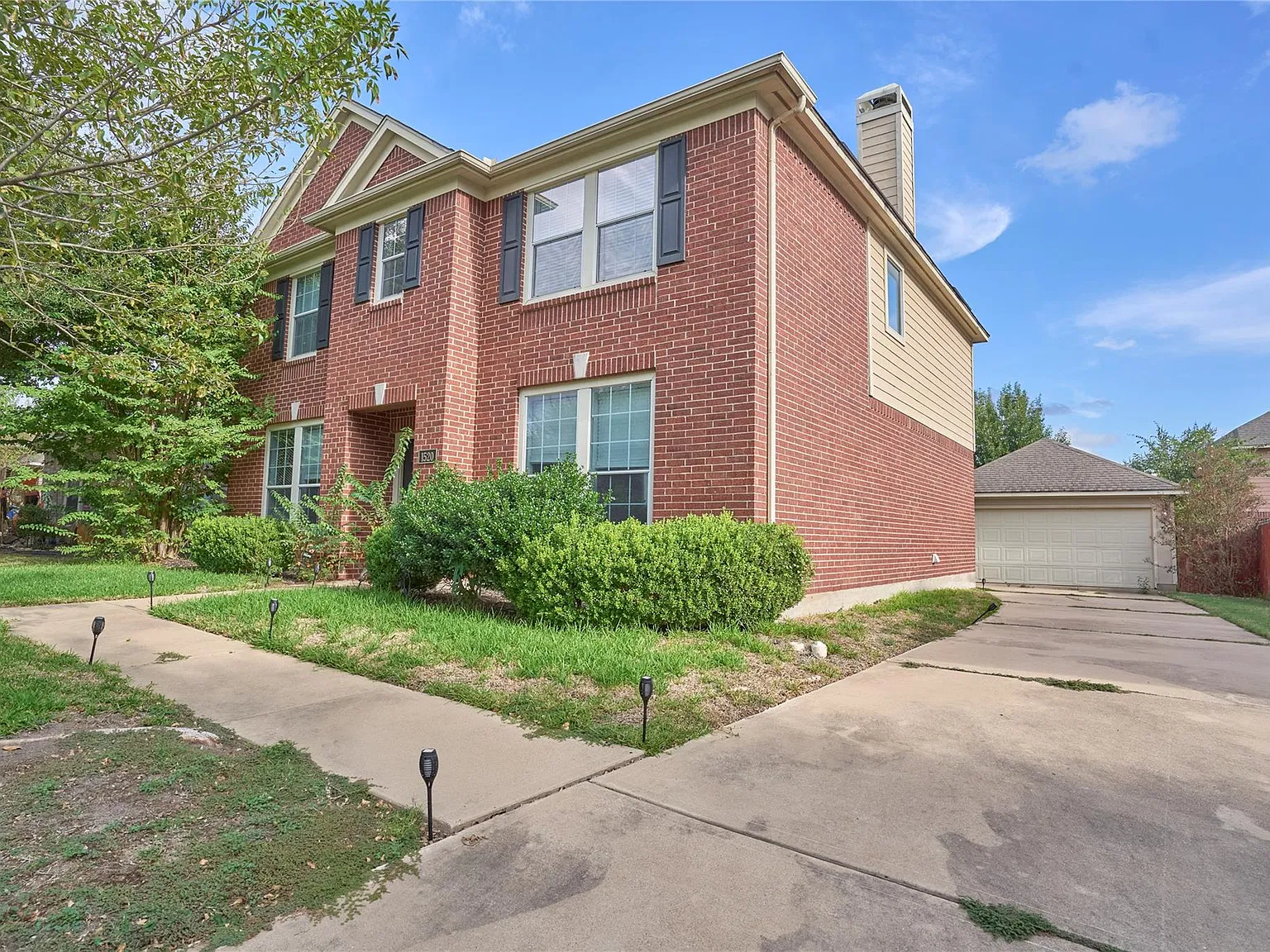 4 bed, 2.5 bath, 2970 sqft, $2,400 — Photo 2