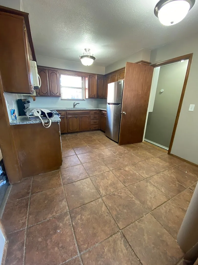 Huge 7 Bedroom House Available — Photo 2