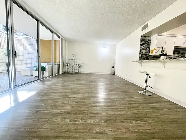 Occidental Towers Apartments — Photo 148