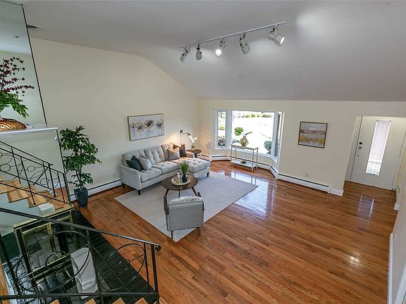 4th image of 6 Hazelwood Ct
