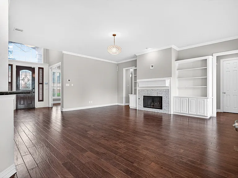 1210 Forest Hills Dr — Photo 3