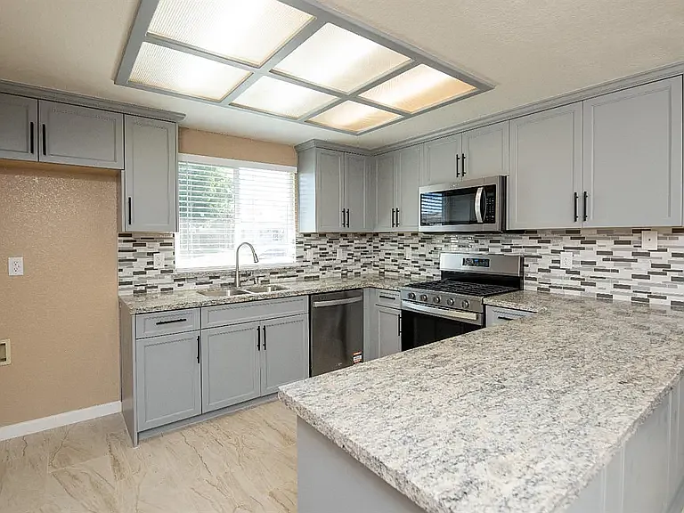 4 bed, 1876 sqft, $3,100 — Photo 3
