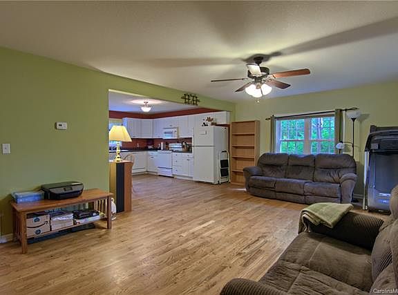 5th image of 128 Fairview Ave