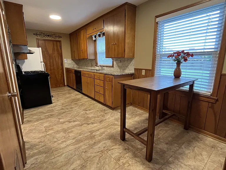 8123 Overland Park Dr — Photo 3