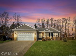 3832 Lyndon Ln, Waterford, MI 48329