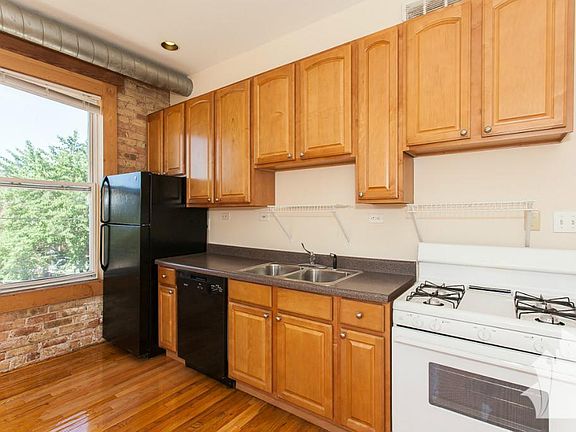 5th image of 2450 N Southport Ave APT 302